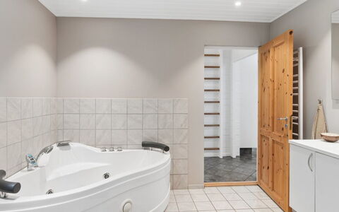 Pertti - 625M from the Sea: Flooring, Interior Design, Floor, Ceiling, Plumbing Fixture, Lighting, Room, Bathroom, Plumbing, Bathtub