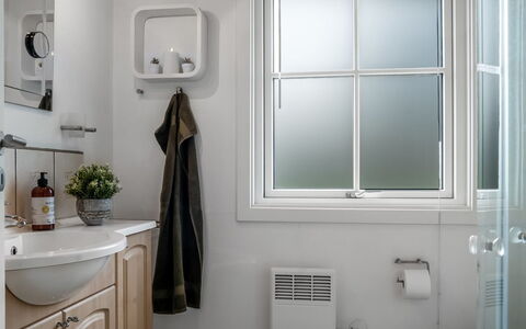 Linnea - from the Sea: Interior Design, Plumbing Fixture, Bathroom, Tap, Lighting, Sink, Plumbing, Light Fixture, Mirror, Room