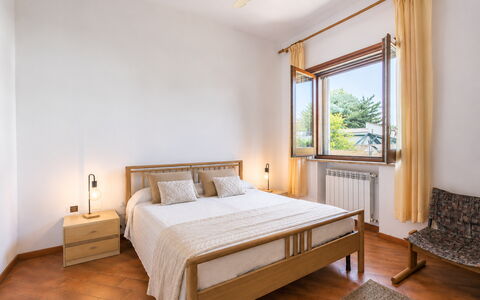Villa Billona: Bed, Interior Design, Bedroom, Bedding, Furniture, Bed Sheet, Wall, Flooring, Room, Floor
