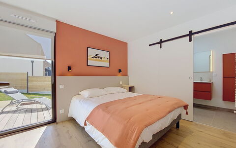 4 Mouettes: Furniture, Interior Design, Wood, Flooring, Floor, Ceiling, Bedroom, Bed, Lighting, Room