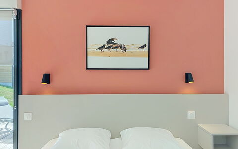 4 Mouettes: Wall, Interior Design, Furniture, Floor, Pink, Bedroom, Bed, Room, Throw Pillow, Ceiling