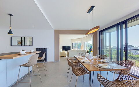 4 Mouettes: Furniture, Interior Design, Flooring, Kitchen & Dining Room Table, Chair, Dining Room, Ceiling, Wood, Floor, Table