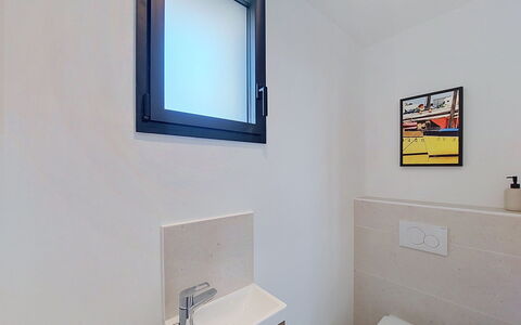 4 Mouettes: Wall, Flooring, Floor, Plumbing Fixture, Interior Design, Home, Room, Bathroom, Tap