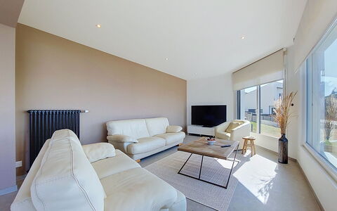 4 Mouettes: Interior Design, Flooring, Floor, Ceiling, Furniture, Room, Lighting, Home, Couch, Living Room
