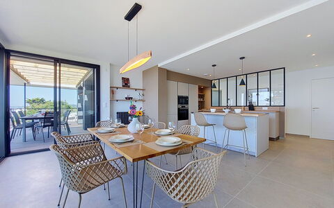 4 Mouettes: Furniture, Chair, Kitchen & Dining Room Table, Table, Interior Design, Flooring, Floor, Ceiling, Dining Room, Shade