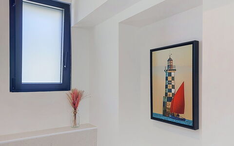 4 Mouettes: Wall, Interior Design, Room, Picture Frame, Paint, Design, Modern Art, Mirror, Plaster, Daylighting