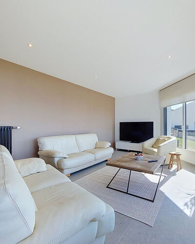 4 Mouettes: Interior Design, Flooring, Floor, Ceiling, Furniture, Room, Lighting, Home, Couch, Living Room