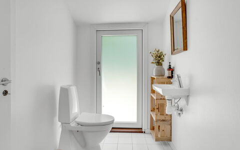 Franki - 1.8Km from the Sea: Flooring, Toilet Seat, Floor, Toilet, Plumbing Fixture, Bathroom, Interior Design, Plumbing, Room