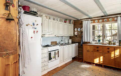 Villa Underberg: Kitchen, Wood, Flooring, Interior Design, Furniture, Cabinetry, Major Appliance, Kitchen Appliance, Countertop, Ceiling