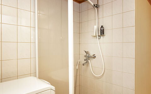 Villa Underberg: Bathroom, Wall, Flooring, Plumbing Fixture, Floor, Interior Design, Shower Head, Shower, Plumbing, Tap