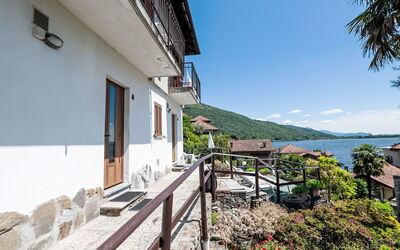 Mergozzo (Lago di Mergozzo) 260: Wall, Neighbourhood, Town, Door, Street, Alley, Cobblestone, Balcony, Driveway, Houseplant