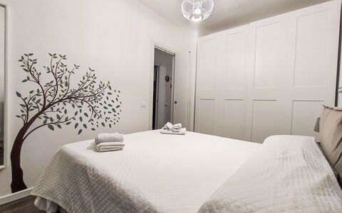 Last Sun Roccella: Bed, Bedding, Furniture, Interior Design, Bedroom, Bed Sheet, Wall, Floor, Flooring, Room