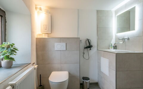 Messern: Bathroom, Wall, Flooring, Plumbing Fixture, Interior Design, Floor, Toilet, Toilet Seat, Tap, Plumbing
