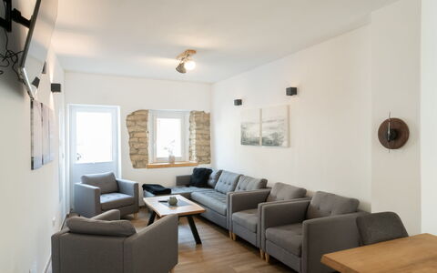 Messern: Furniture, Interior Design, Flooring, Wall, Couch, Floor, Wood, Ceiling, Room, Living Room