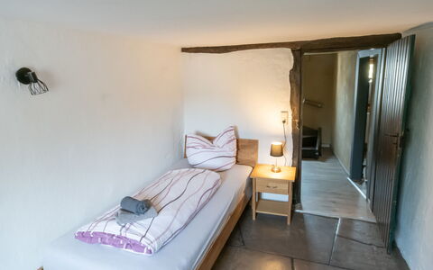 Messern: Flooring, Wood, Bedroom, Bed, Floor, Bed Sheet, Furniture, Bedding, Interior Design, Ceiling