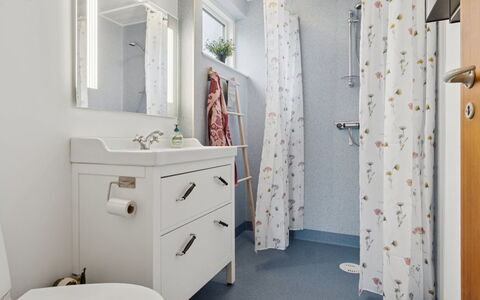 Gittel - 200M from the Sea: Interior Design, Flooring, Floor, Plumbing Fixture, Bathroom, Ceiling, Room, Mirror, Plumbing, Bathroom Cabinet