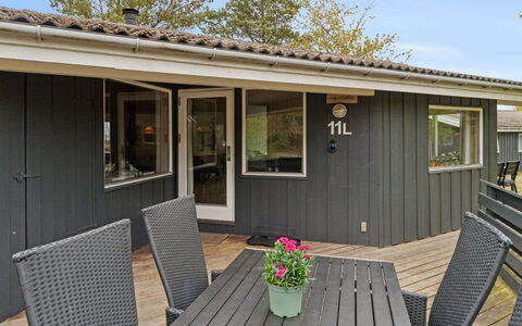Apelun - 60M from the Sea: Roof, House, Home, Cottage, Door, Siding, Estate, Lawn, Yard, Porch