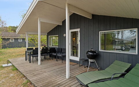 Apelun - 60M from the Sea: Roof, House, Home, Cottage, Door, Siding, Estate, Lawn, Yard, Porch