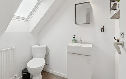Jerg - 1Km from the Sea: Plumbing Fixture, Flooring, Floor, Interior Design, Bathroom, Sink, Toilet, Tap, Plumbing, Ceiling