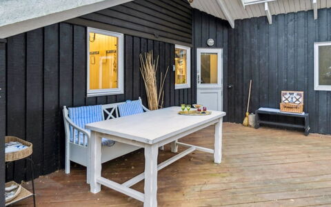 Eggerich - 700M from the Sea: Vegetation, Shrub, Spring, Cottage, Garden, Shade, Backyard, Yard, Chair