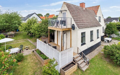 Elso - 5Km from the Sea: Sky, Building, Window, House, Residential Area, Roof, Home, Facade, Architecture, Cottage