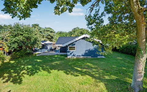 Vilmar - 250M from the Sea: Blue, Grass, Shrub, Home, Cottage, Garden, Groundcover, Lawn, Estate, Shade