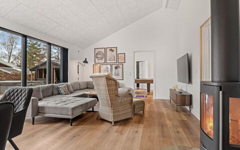 Martin - 800M from the Sea: Residential Area, Shrub, House, Home, Garden, Estate, Shade, Landscaping, Lawn