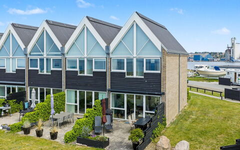 Suna - 95M from the Sea: Estate, Siding, Balcony