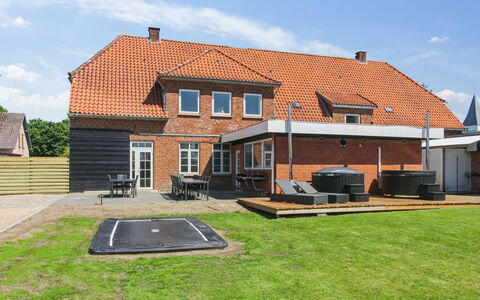 Grimi - 36Km from the Sea: Blue, Shrub, Cottage, Groundcover, Garden, Estate, Shade, Landscaping, Farmhouse, Eco Hotel
