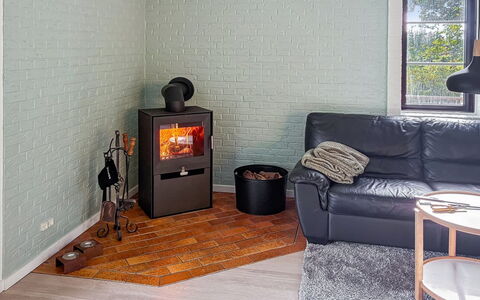 Aave - 5Km from the Sea: Flooring, Floor, Wood Stain, Houseplant, Drawer, Hardwood, Flowerpot, Wood Flooring, Cabinetry, Living Room