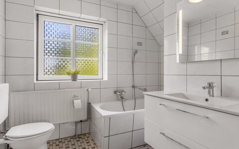 Aave - 5Km from the Sea: Bathroom, Plumbing Fixture, Flooring, Sink, Floor, Interior Design, Toilet, Bathroom Sink, Tap, Tile