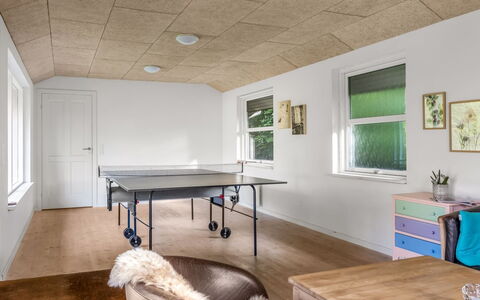 Aave - 5Km from the Sea: Ceiling, Interior Design, Flooring, Wood, Floor, Light Fixture, Lighting, Furniture, Room, Wood Stain
