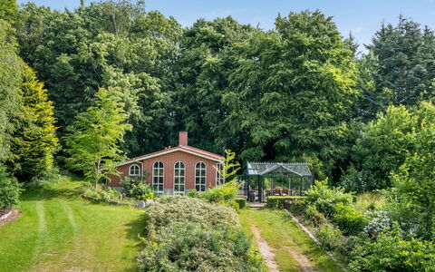 Tabetha - 24Km from the Sea: Grass, Vegetation, Shrub, Garden, House, Plant Community, Home, Cottage, Rural Area