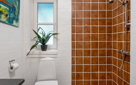Tabetha - 24Km from the Sea: Wall, Bathroom, Plumbing Fixture, Flooring, Floor, Interior Design, Plumbing, Toilet Seat, Tile, Toilet