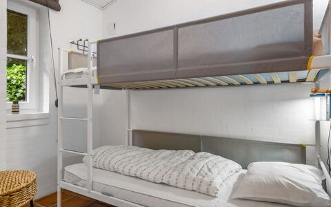 Tabetha - 24Km from the Sea: Bunk Bed, Bed, Bedroom, Furniture, Bedding, Interior Design, Bed Sheet, Floor, Bed Frame, Hostel