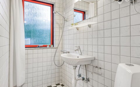Erhardt - 2Km from the Sea: Wall, Plumbing Fixture, Plumbing, Flooring, Floor, Bathroom, Composite Material, Tile, Ceiling, Tap