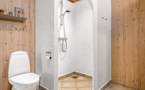 Lien - 100M from the Sea: Flooring, Wood, Plumbing Fixture, Floor, Interior Design, Bathroom, Plumbing, Room, Toilet, Tile
