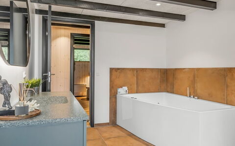 Diuri - 500M to the Fjord: Plumbing Fixture, Flooring, Floor, Plumbing, Interior Design, Tap, Bathtub, Ceiling, Sink, Bathroom