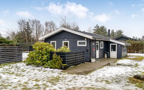 Steinunn - 2.9Km from the Sea: Building, House, Window, Home, Roof, Residential Area, Shrub, Cottage, Land Lot