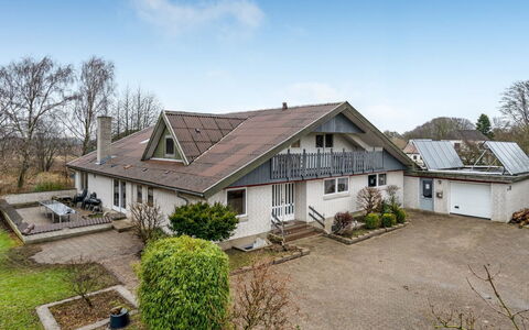 Stilla - 19Km from the Sea: Roof, House, Home, Cottage, Door, Siding, Estate, Lawn, Yard, Porch