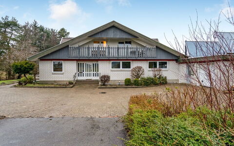 Stilla - 19Km from the Sea: Roof, House, Home, Cottage, Door, Siding, Estate, Lawn, Yard, Porch