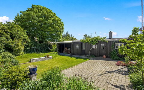 Emma - 700M from the Sea: Grass, Shrub, Home, House, Garden, Land Lot, Groundcover, Estate, Lawn