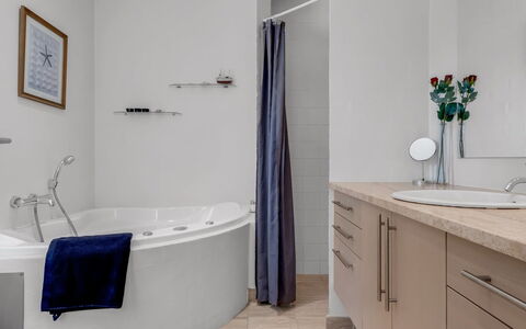 Verner - 990M from the Sea: Bathroom, Interior Design, Plumbing Fixture, Flooring, Floor, Bathtub, Tap, Sink, Plumbing, Mirror