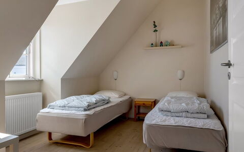 Verner - 990M from the Sea: Bed, Floor, Bedroom, Flooring, Interior Design, Wall, Bedding, Bed Sheet, Wood, Furniture