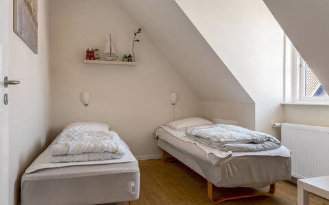 Verner - 990M from the Sea: Bed, Bedroom, Floor, Interior Design, Wall, Flooring, Wood, Bedding, Furniture, Bed Sheet