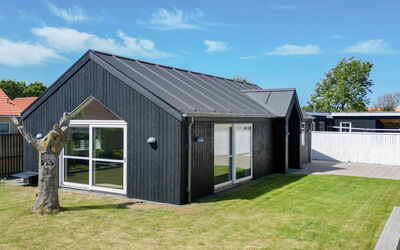 Meike - 700M from the Sea