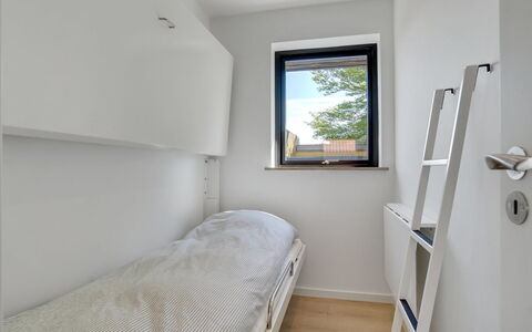 Henritte - 200M from the Sea: Wall, Wood, Floor, Interior Design, Flooring, Bedroom, Ceiling, Bed, Room, Apartment