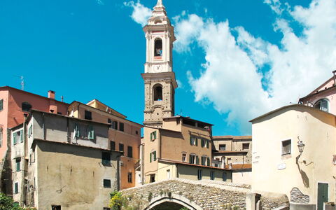 Alessandro: Sky, Building, Window, City, Wall, Town, Steeple, Architecture, Facade, Neighbourhood