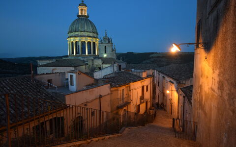 Appartamento Tramonto sul Mare: Sky, City, Town, Architecture, Neighbourhood, Dome, Roof, Evening, Morning, Dome