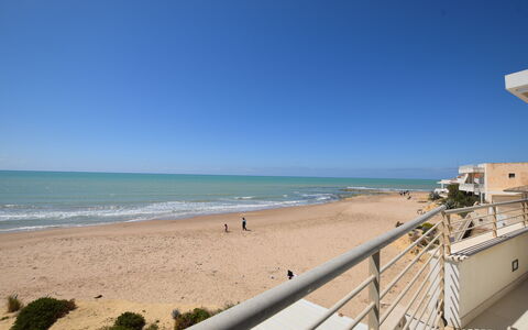 Appartamento Tramonto sul Mare: Beach, Coast, Sea, Shore, Coastal And Oceanic Landforms, Sand, Apartment, Ocean, Shade, Tropics
